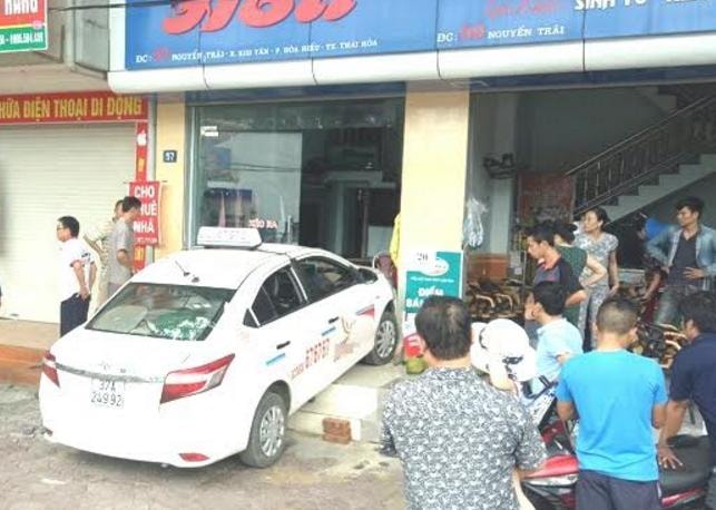 Taxi bất ngờ lao vào nhà dân, một bé trai bị thương