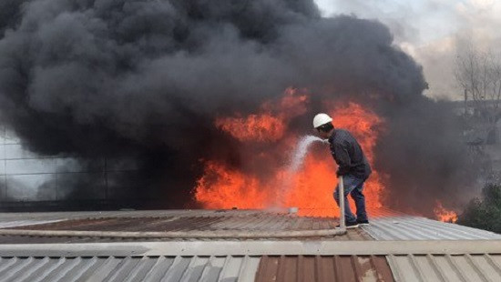 TP HCM: Cháy dữ dội KCN ở Hóc Môn, khói đen bốc cao hàng chục mét