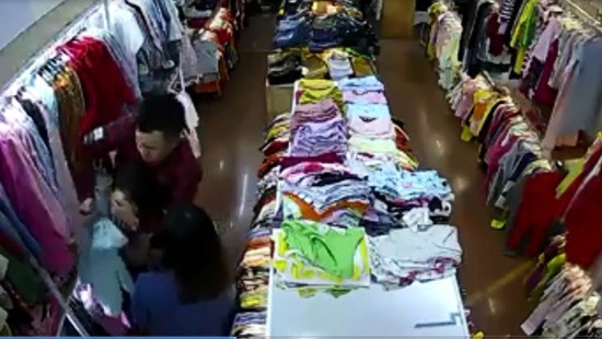 Truy bắt đôi nam nữ xông vào cửa hàng đâm nữ nhân viên bán hàng