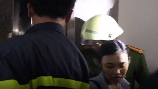 Cảnh sát PCCC Đà Nẵng phá cửa cứu cô gái mắc kẹt trong thang máy