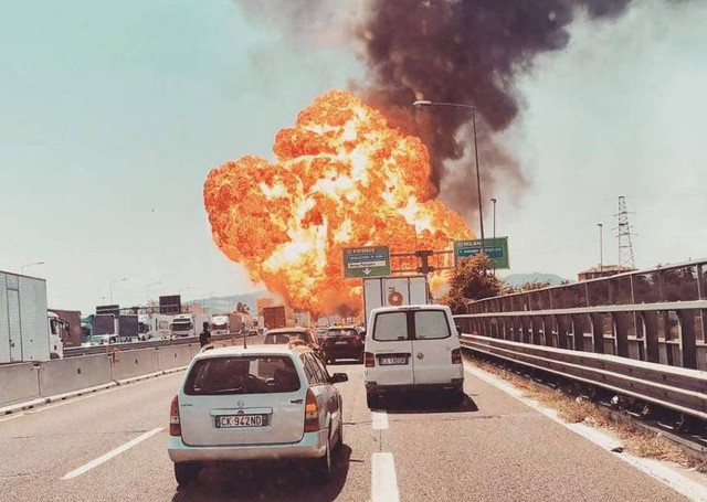 Italy: Xe bồn chở dầu cháy trên cao tốc làm hơn 100 người thương vong
