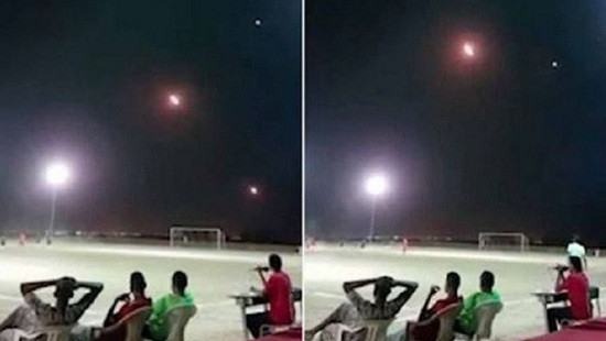 Tên lửa đánh chặn bay qua đầu, vẫn bình thản ngồi xem bóng đá