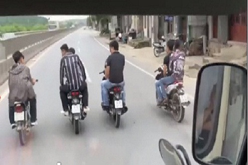 Xử phạt nhóm thanh niên đầu trần đi xe máy, dàn hàng trước đầu ô tô trên quốc lộ 