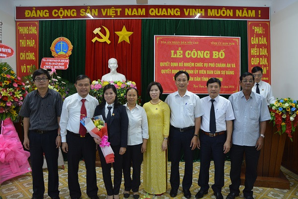 Trao quyết định bổ nhiệm Phó Chánh án TAND tỉnh Kon Tum
