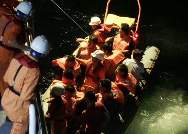 Cứu 11 thuyền viên trên tàu chở hàng có nguy cơ bị lật úp
