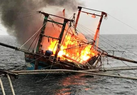 Tàu cá bốc cháy dữ dội ngoài khơi, 7 ngư dân may mắn thoát chết
