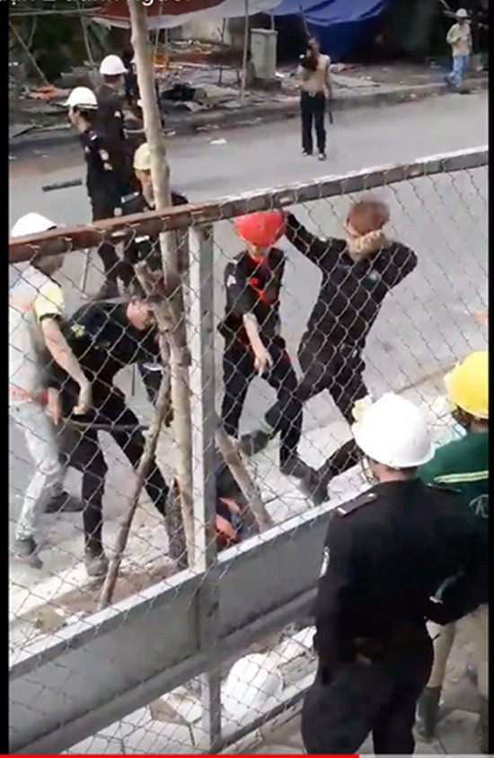 Hai công nhân bị bảo vệ đánh gục do không đội mũ bảo hiểm khi vào công trình?