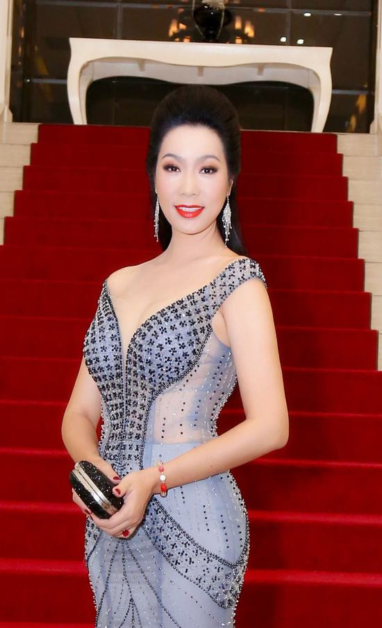 Trịnh Kim Chi quyến rũ đến chúc mừng Hoa hậu Trương Nhân