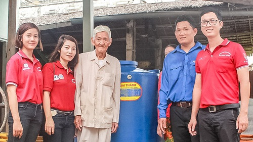 Chi đoàn TAND quận 2, TP. Hồ Chí Minh trao tặng 200 bồn chứa nước tại Bến Tre