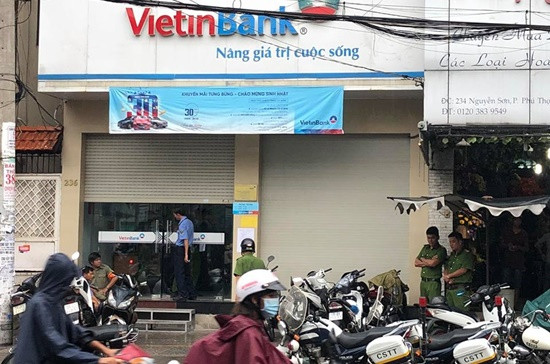 Nam thanh niên cầm dao xông vào ngân hàng ở Sài Gòn