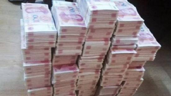 Trung Quốc: Bố in tiền giả để trả viện phí cho con gái