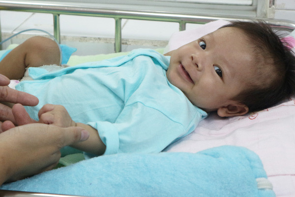 Bé gái Việt Nam mang bệnh hiếm chỉ 40 người mắc trên thế giới