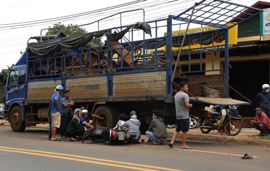 Tông vào đuôi xe tải đậu bên đường, người đàn ông tử vong tại chỗ