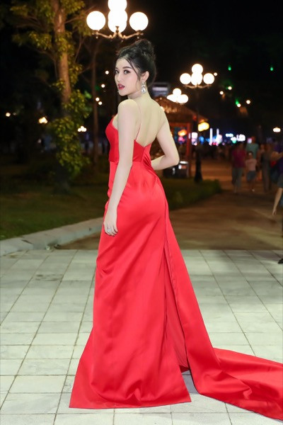 Dàn hoa hậu hội tụ trên thảm đỏ Gala 30 năm Hoa hậu Việt Nam