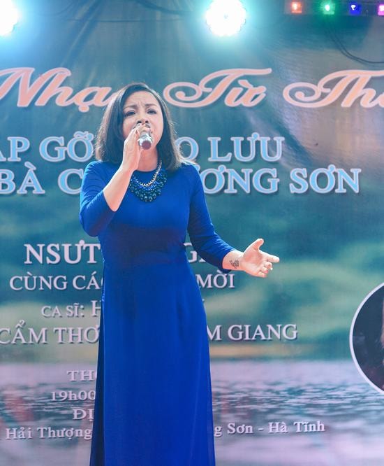 Hàng ngàn khán giả đến xem NSƯT Tố Nga “bằng xương bằng thịt” sau MV “Cúc ơi!”