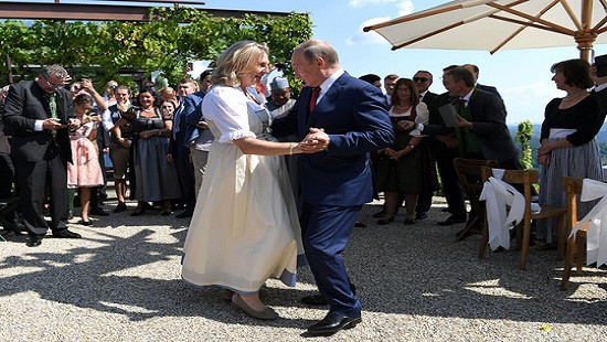 Tổng thống Putin khiêu vũ với cô dâu trong đám cưới Bộ trưởng Ngoại giao Áo: Nhiều ý kiến trái chiều