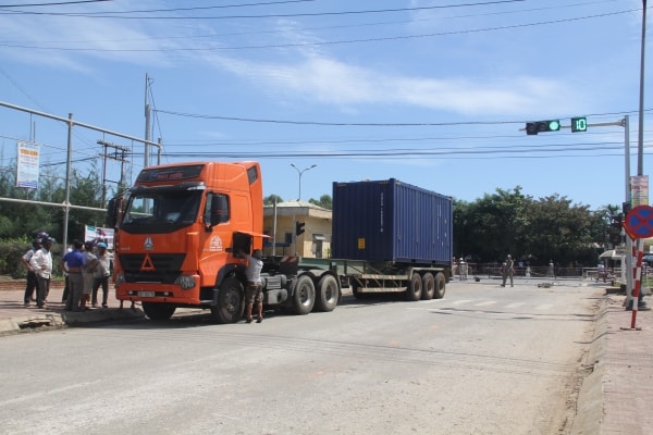 Đi chợ về, người phụ nữ bị xe container tông tử vong