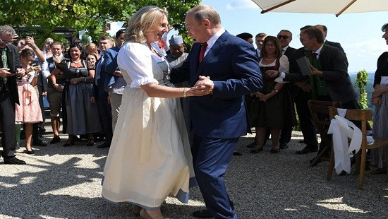 Tổng thống Putin khiến cả châu Âu bất ngờ khi tới dự lễ cưới Ngoại trưởng Áo