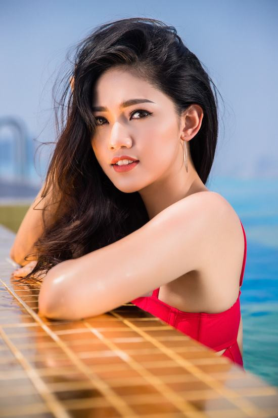 Top 3 Hoa hậu Việt Nam 2016 diện bikini nóng bỏng khoe dáng bên hồ bơi vô cực dát vàng