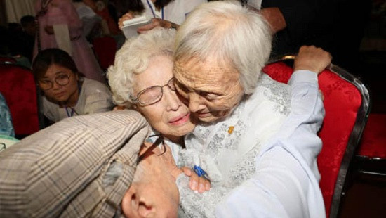 Nước mắt hạnh phúc của các gia đình Hàn - Triều sau 65 năm ly tán