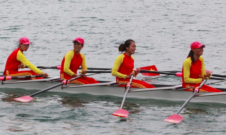 Đội rowing nữ Việt Nam oà khóc khi đoạt HC vàng đầu tiên ở Asiad