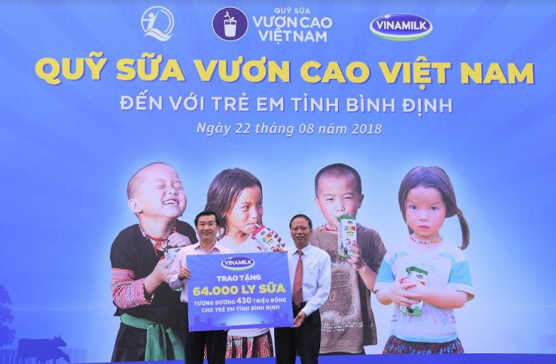 Qũy sữa vươn cao Việt Nam và Vinamilk trao 64.000 ly sữa cho trẻ em tỉnh Bình Định