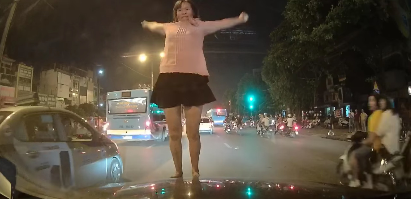 Hà Nội: Người phụ nữ “quậy tưng” trên thùng xe container