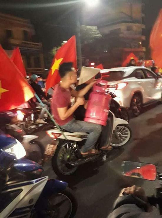 Cả dân tộc vỡ òa ăn mừng chiến thắng của Olympic Việt Nam