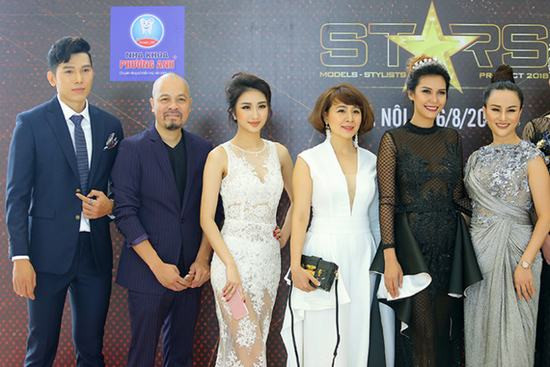 Hoa hậu Trái đất 2015 và Hoa hậu Toàn cầu 2017 đẹp mê hồn khi sang Việt Nam tìm người đẹp