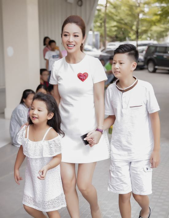Jennifer Phạm lần đầu đưa Bảo Nam và bé Na cùng đi sự kiện
