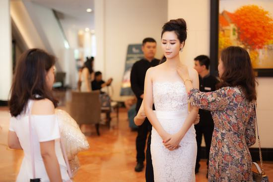 Dương Thùy Linh thay 3 váy trong sự kiện