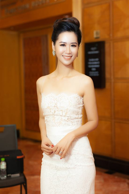 Dương Thùy Linh thay 3 váy trong sự kiện