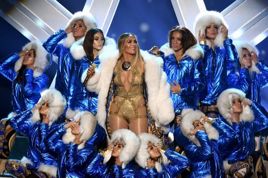 Jennifer Lopez “nóng bỏng” tại lễ trao giải MTV Awards 2018 