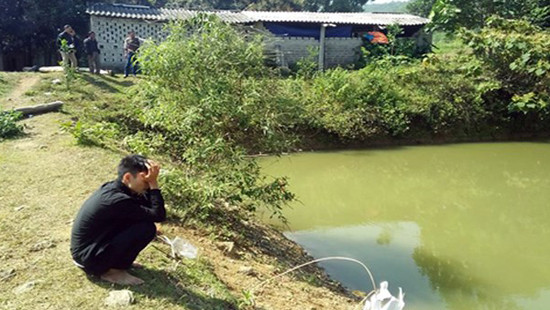 Nghệ An: Phát hiện 2 cháu bé đuối nước dưới ao gần nhà