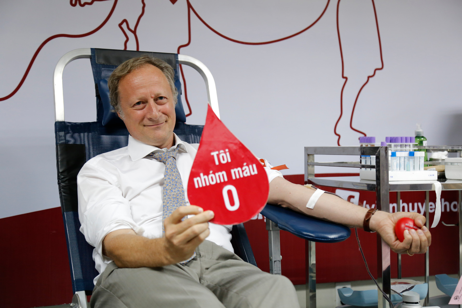 Đại sứ Liên minh châu Âu tại Việt Nam hiến máu tình nguyện