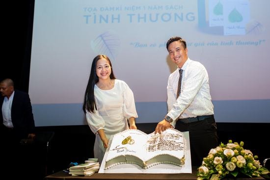 Thanh Lam biểu diễn tại Tọa đàm sách “Tình Thương” – Hà Huy Thanh