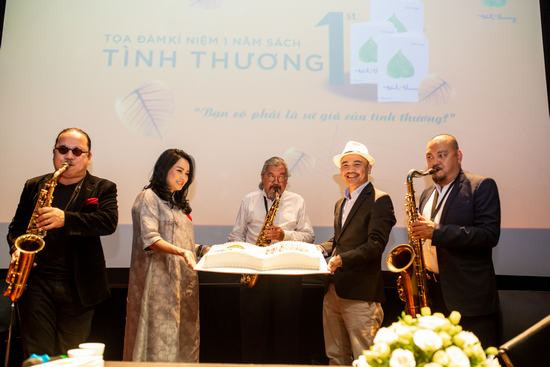 Thanh Lam biểu diễn tại Tọa đàm sách “Tình Thương” – Hà Huy Thanh
