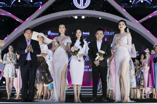Lần đầu tiên Đỗ Mỹ Linh và Kỳ Duyên nắm tay nhau catwalk tại đêm Người đẹp thời trang – Hoa hậu Việt Nam 