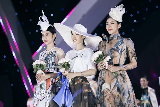 Lần đầu tiên Đỗ Mỹ Linh và Kỳ Duyên nắm tay nhau catwalk tại đêm Người đẹp thời trang – Hoa hậu Việt Nam 
