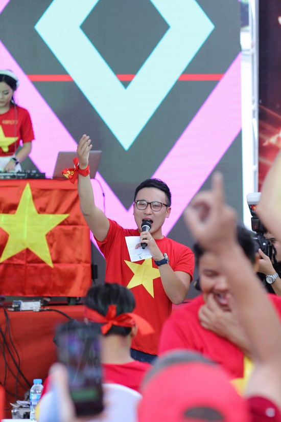 MC Quốc Duy livestream cùng gia đình cầu thủ Olympic Việt Nam 