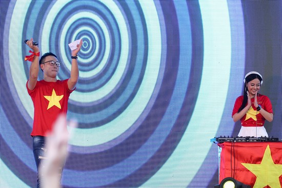MC Quốc Duy livestream cùng gia đình cầu thủ Olympic Việt Nam 
