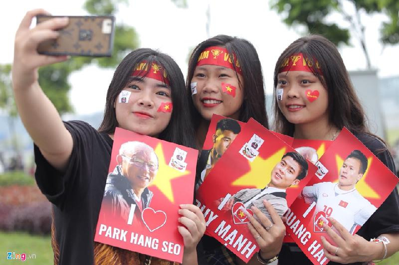 Rợp cờ đỏ chào đón Olympic Việt Nam trở về từ ASIADS 2018