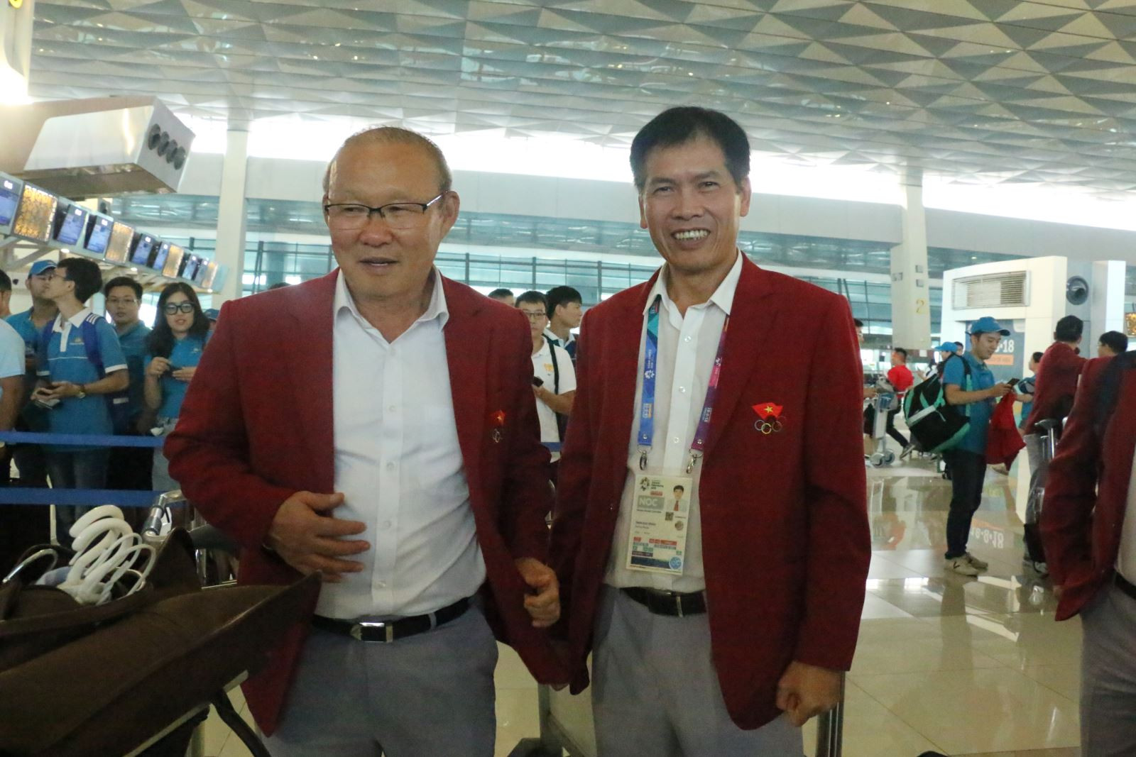 Rợp cờ đỏ chào đón Olympic Việt Nam trở về từ ASIADS 2018
