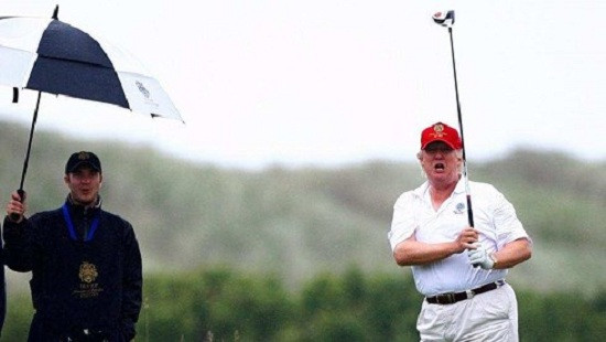 Tổng thống Trump bị chỉ trích dữ dội khi đi chơi golf trong lễ tang ông John McCain