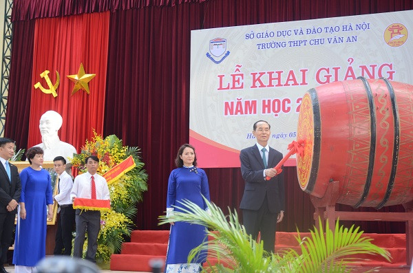 Chủ tịch nước Trần Đại Quang đánh trống khai giảng tại trường THPT Chu Văn An