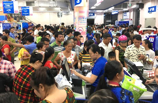 Co.opmart Tân Châu khuyến mãi lớn thu hút khách hàng đến mua sắm