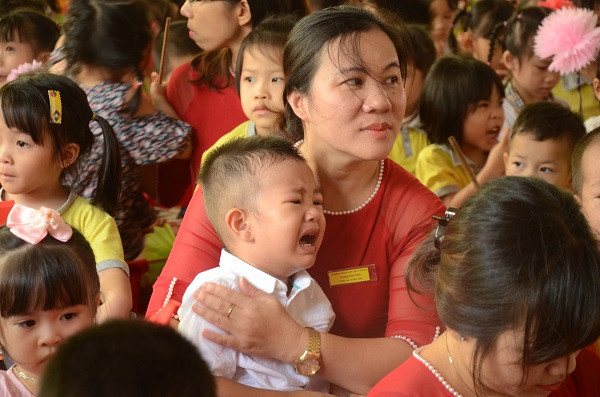 Những giọt nước mắt trong ngày đầu đến trường của trẻ mầm non