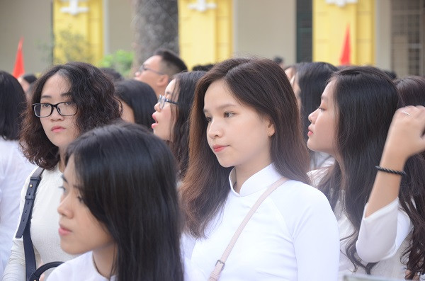 Nữ sinh trường THPT Chu Văn An rạng ngời trong Lễ khai giảng 