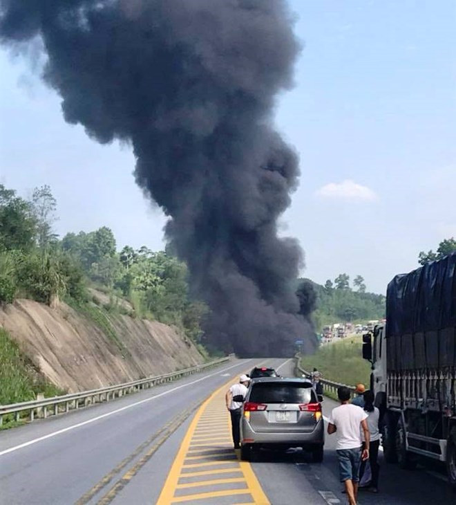 Xe bồn bốc cháy dữ dội trên cao tốc Nội Bài - Lào Cai