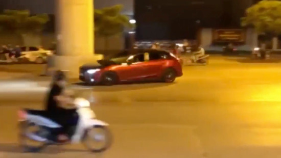 Ô tô Mazda 3 đi ngược chiều, đánh võng trên đường phố Hà Nội